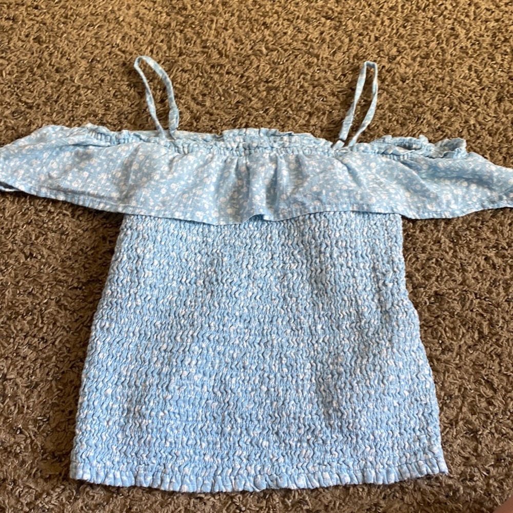 Off the shoulder spring shirt